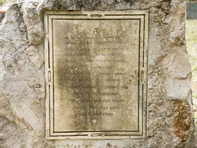 ...e alla base le targhe che rendono omaggio per il loro sacrificio al Sergente Romano...